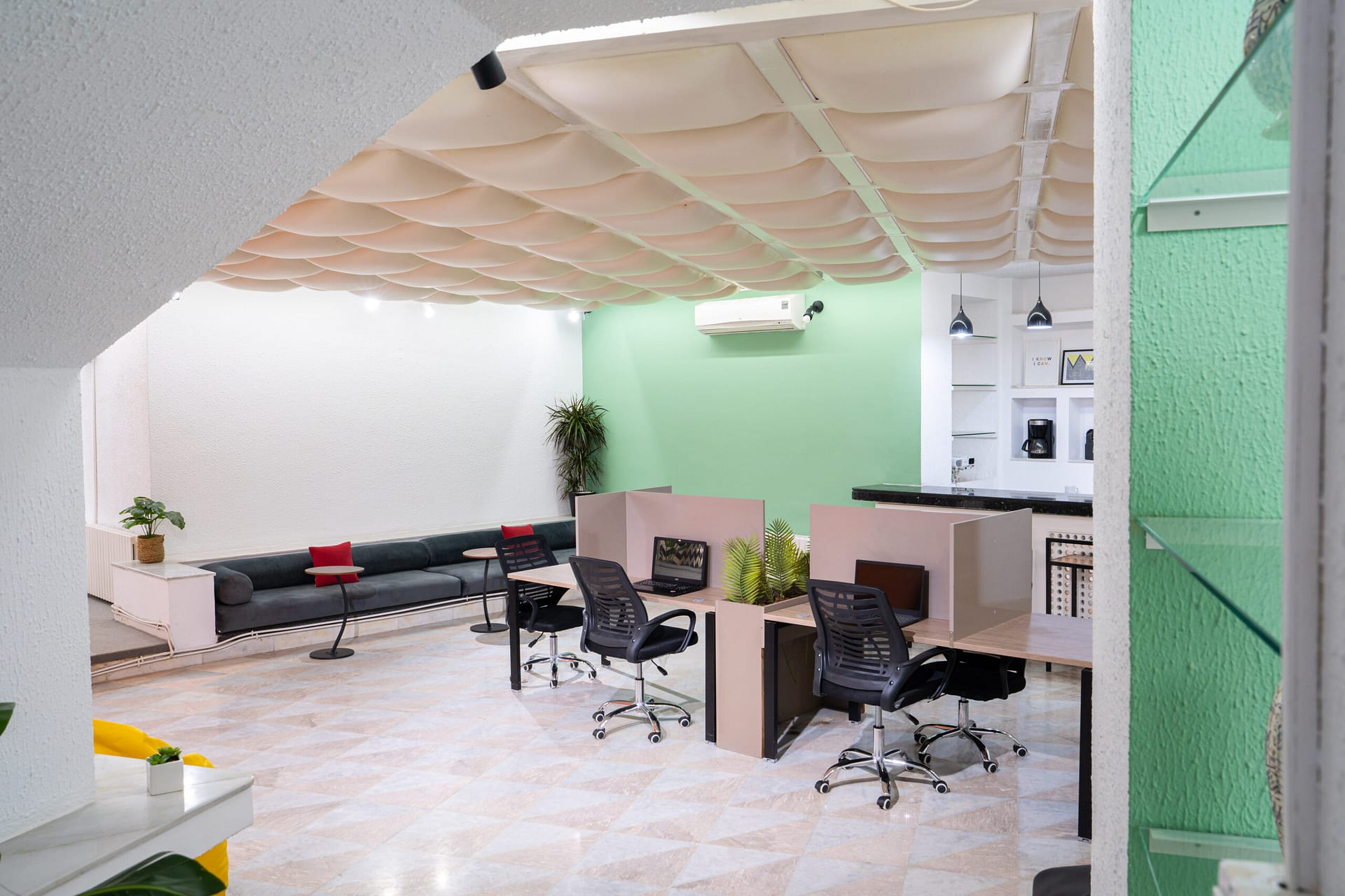 “espace de coworking moderne avec bureaux partagés et ambiance collaborative”